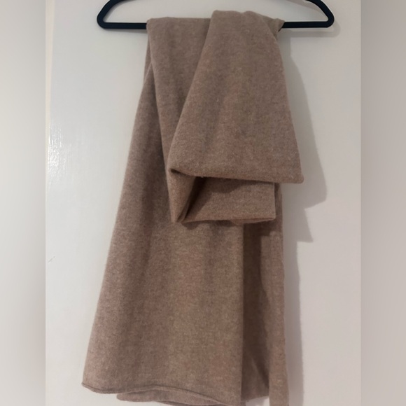 Quince 100% Mongolian cashmere wrap in oatmeal, - Picture 2 of 3